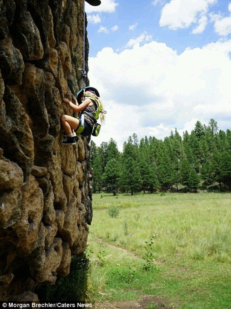 Illustration de l'article : She puts her 3-year old daughter on her back, and takes off on an adventure... Some breathtaking photos!