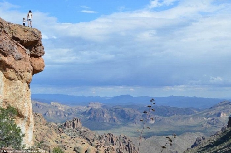 Illustration de l'article : She puts her 3-year old daughter on her back, and takes off on an adventure... Some breathtaking photos!