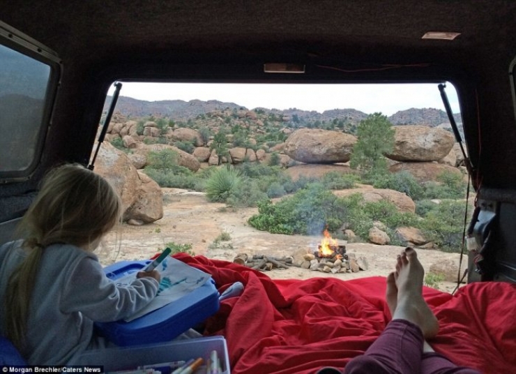 Illustration de l'article : She puts her 3-year old daughter on her back, and takes off on an adventure... Some breathtaking photos!