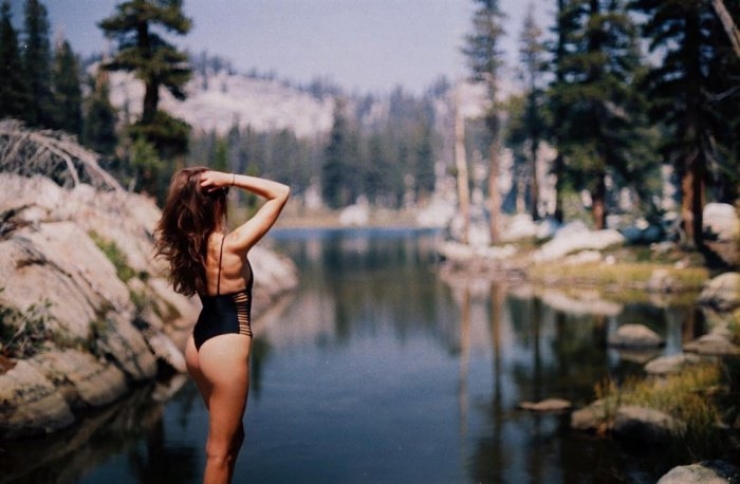 Illustration de l'article : She puts her 3-year old daughter on her back, and takes off on an adventure... Some breathtaking photos!