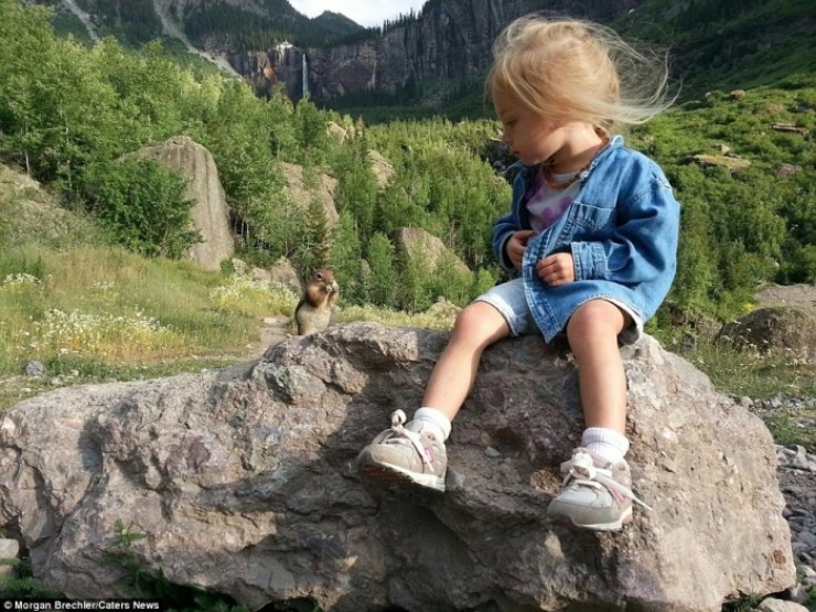 Illustration de l'article : She puts her 3-year old daughter on her back, and takes off on an adventure... Some breathtaking photos!