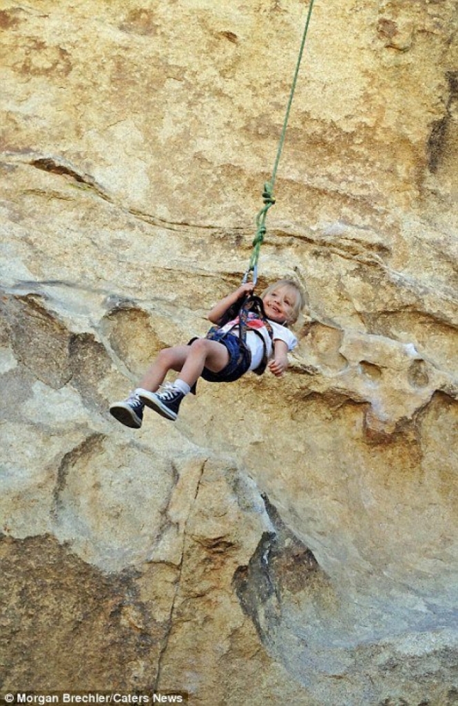 Illustration de l'article : She puts her 3-year old daughter on her back, and takes off on an adventure... Some breathtaking photos!