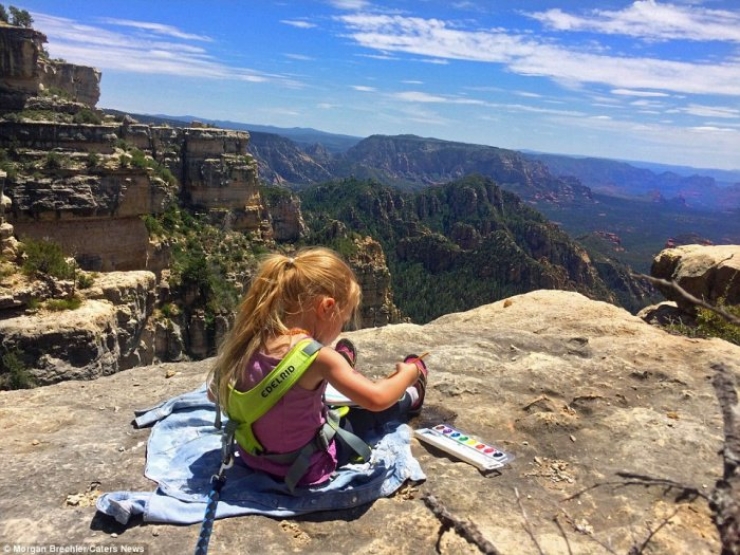 Illustration de l'article : She puts her 3-year old daughter on her back, and takes off on an adventure... Some breathtaking photos!