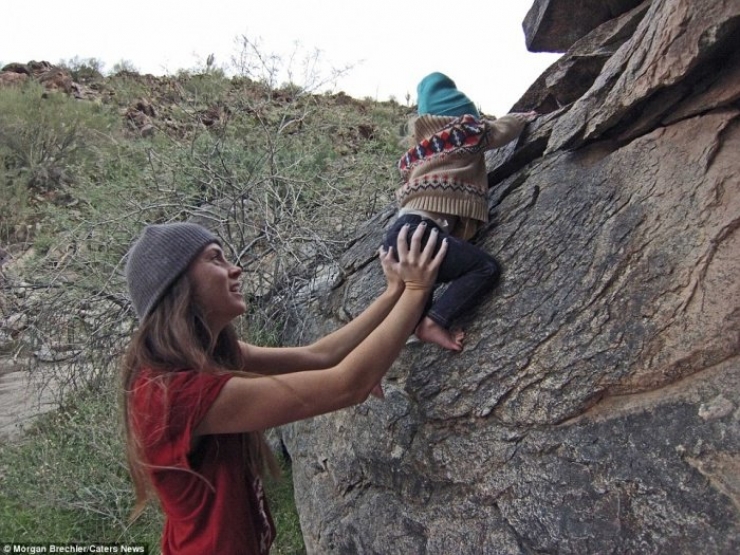 Illustration de l'article : She puts her 3-year old daughter on her back, and takes off on an adventure... Some breathtaking photos!
