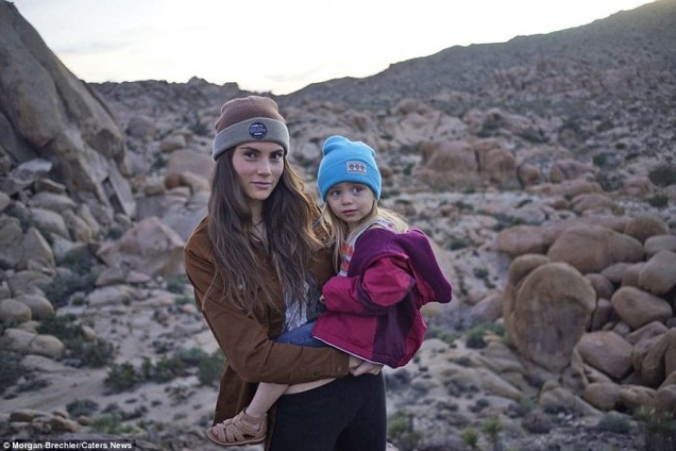 Illustration de l'article : She puts her 3-year old daughter on her back, and takes off on an adventure... Some breathtaking photos!