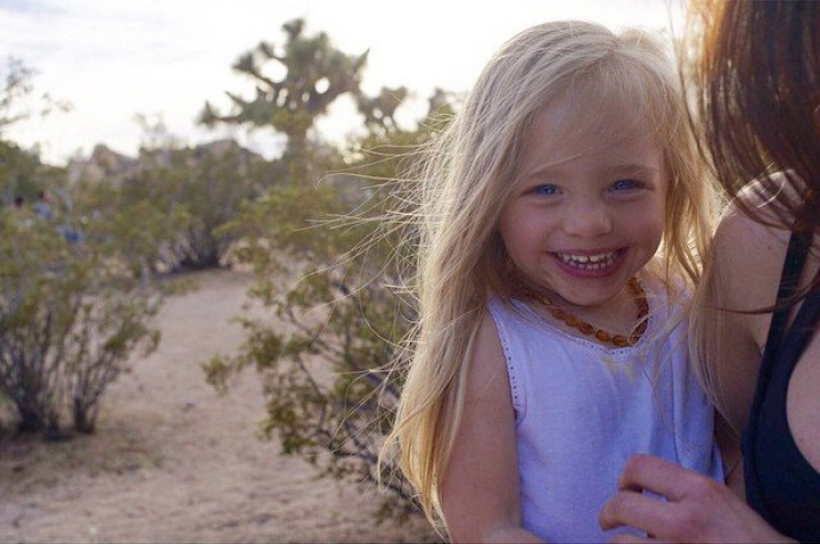 Illustration de l'article : She puts her 3-year old daughter on her back, and takes off on an adventure... Some breathtaking photos!