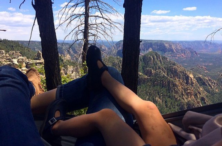 Illustration de l'article : She puts her 3-year old daughter on her back, and takes off on an adventure... Some breathtaking photos!