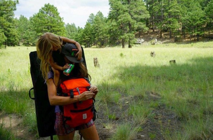 Illustration de l'article : She puts her 3-year old daughter on her back, and takes off on an adventure... Some breathtaking photos!