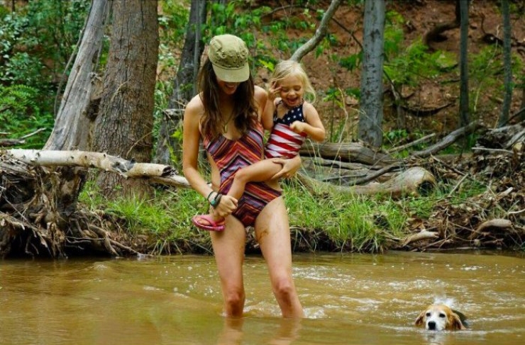 Illustration de l'article : She puts her 3-year old daughter on her back, and takes off on an adventure... Some breathtaking photos!