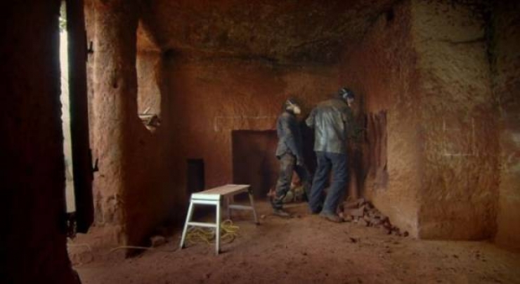 Illustration de l'article : This man spent 134,000 euros to live in an 800-year old cave... The interior is one of a kind!