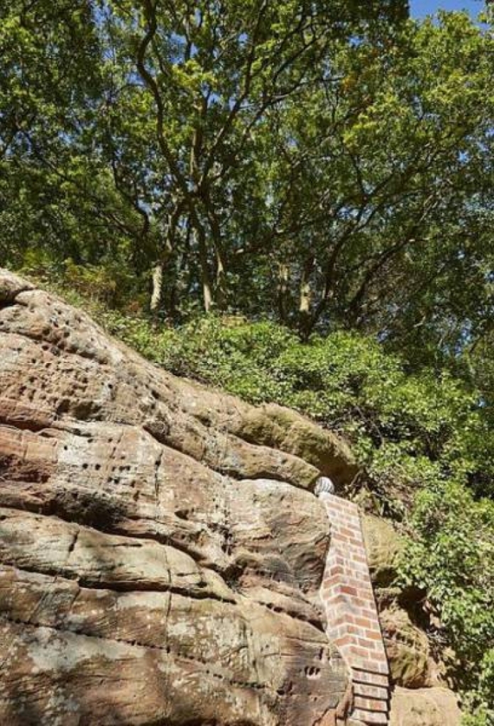 Illustration de l'article : This man spent 134,000 euros to live in an 800-year old cave... The interior is one of a kind!
