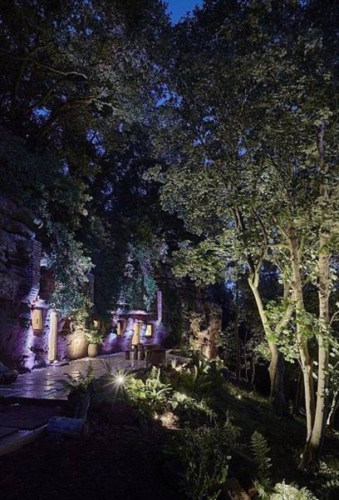 Illustration de l'article : This man spent 134,000 euros to live in an 800-year old cave... The interior is one of a kind!