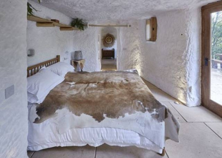 Illustration de l'article : This man spent 134,000 euros to live in an 800-year old cave... The interior is one of a kind!