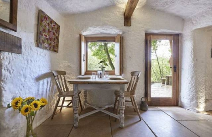 Illustration de l'article : This man spent 134,000 euros to live in an 800-year old cave... The interior is one of a kind!