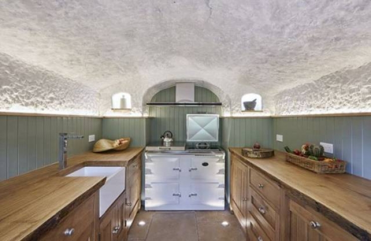 Illustration de l'article : This man spent 134,000 euros to live in an 800-year old cave... The interior is one of a kind!