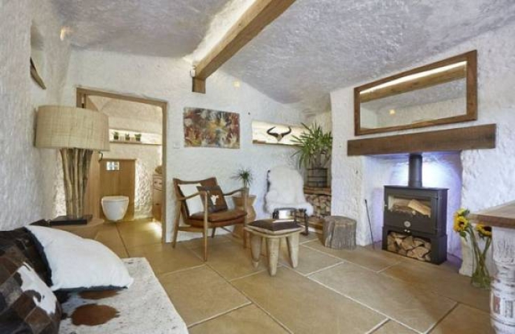 Illustration de l'article : This man spent 134,000 euros to live in an 800-year old cave... The interior is one of a kind!