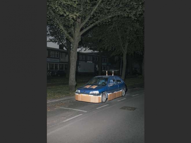 Illustration de l'article : Give him some cardboard and masking tape and he'll completely transform your car...