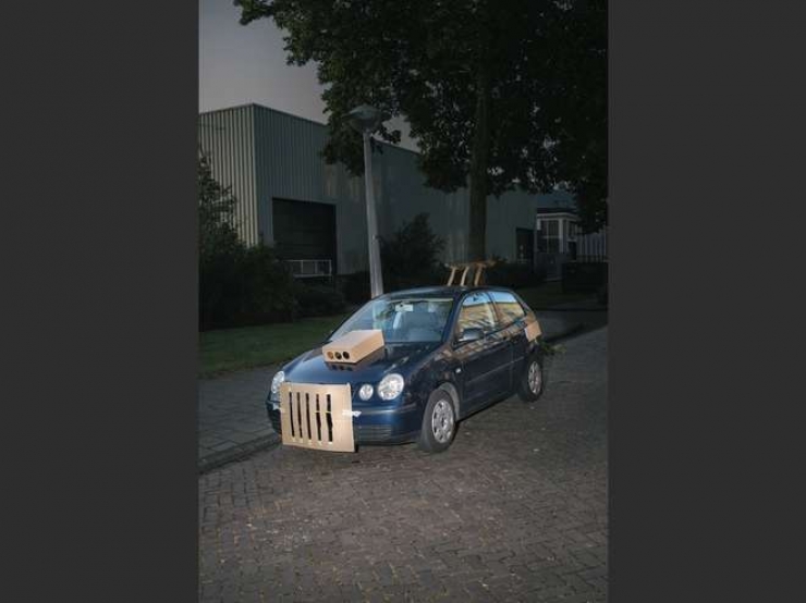 Illustration de l'article : Give him some cardboard and masking tape and he'll completely transform your car...