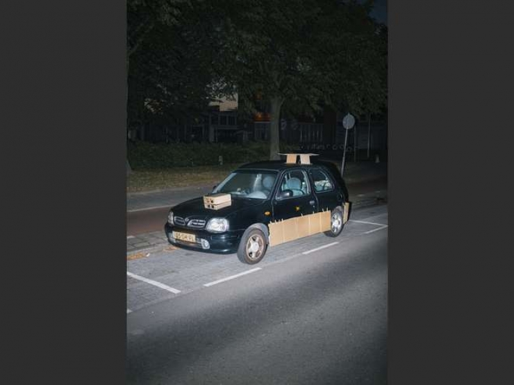 Illustration de l'article : Give him some cardboard and masking tape and he'll completely transform your car...