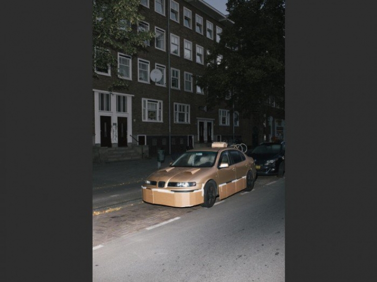 Illustration de l'article : Give him some cardboard and masking tape and he'll completely transform your car...