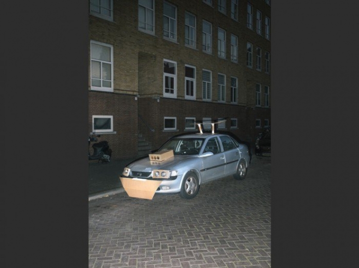 Illustration de l'article : Give him some cardboard and masking tape and he'll completely transform your car...