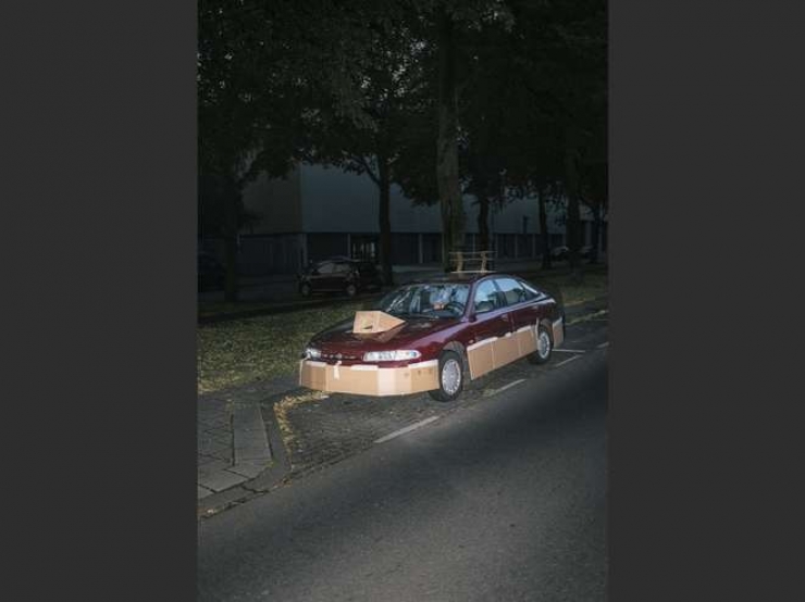 Illustration de l'article : Give him some cardboard and masking tape and he'll completely transform your car...