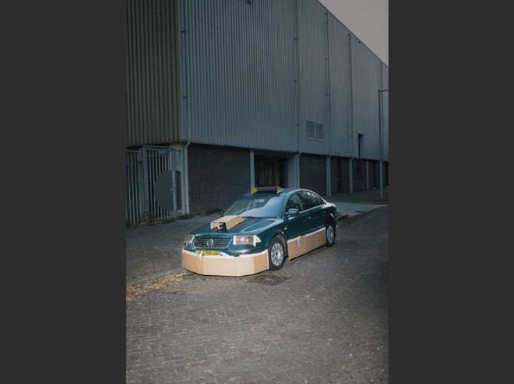 Illustration de l'article : Give him some cardboard and masking tape and he'll completely transform your car...
