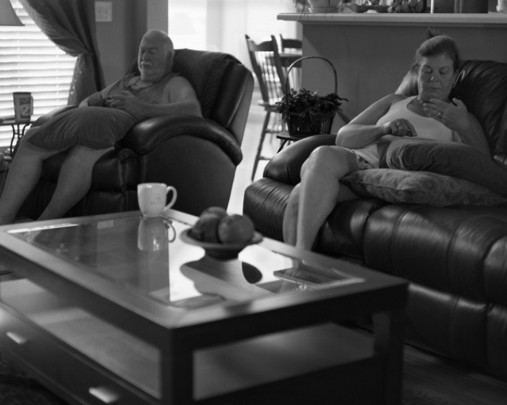 Illustration de l'article : This photographer removes mobile devices from his pictures to show how addicted we have become...