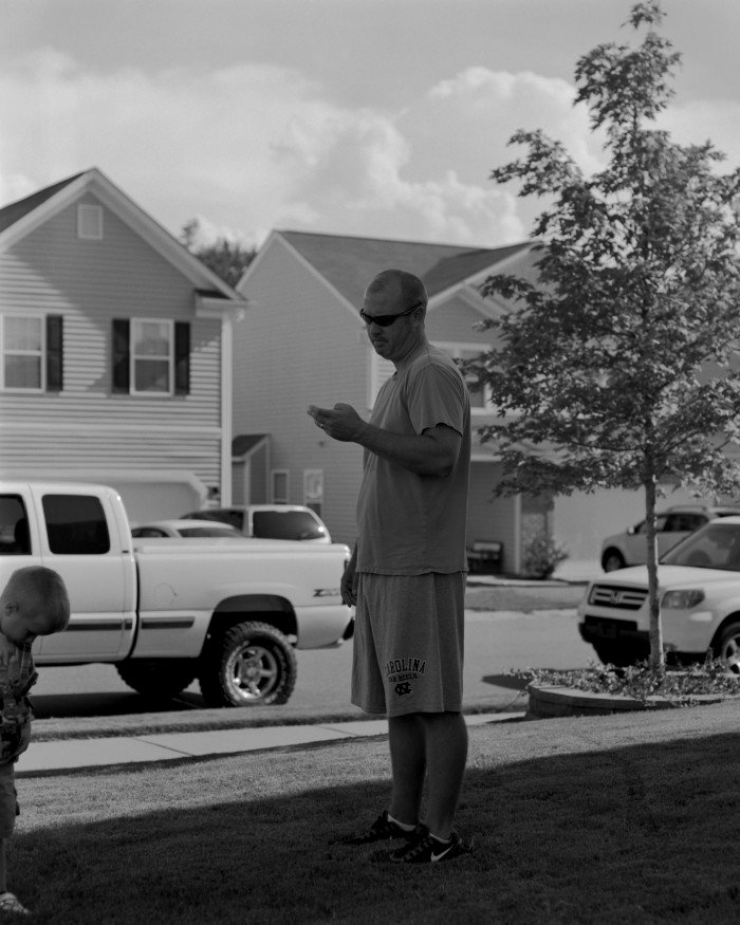 Illustration de l'article : This photographer removes mobile devices from his pictures to show how addicted we have become...