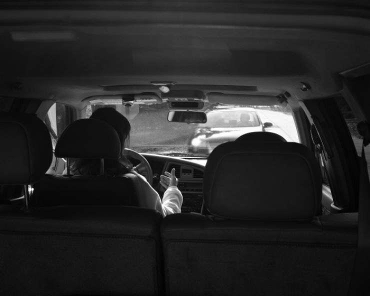 Illustration de l'article : This photographer removes mobile devices from his pictures to show how addicted we have become...