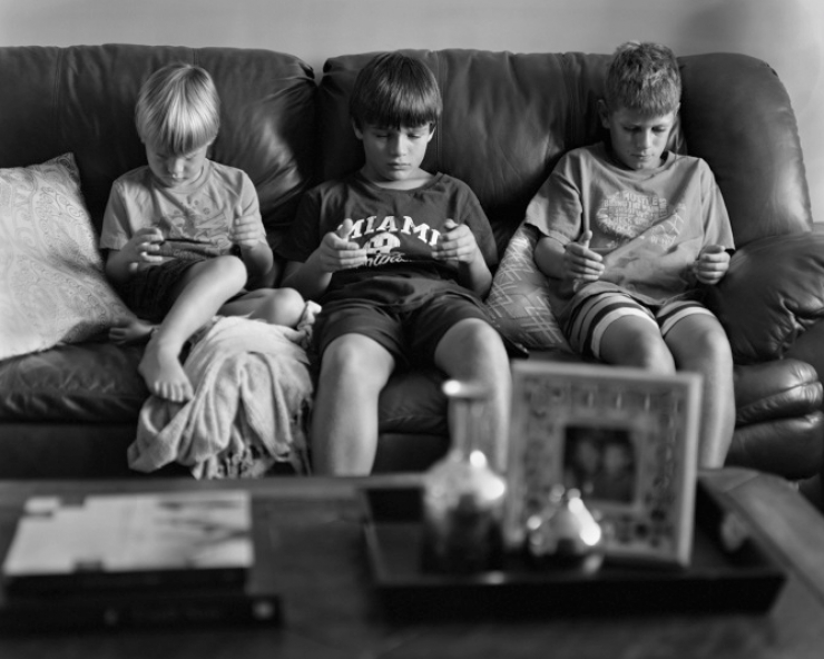 Illustration de l'article : This photographer removes mobile devices from his pictures to show how addicted we have become...