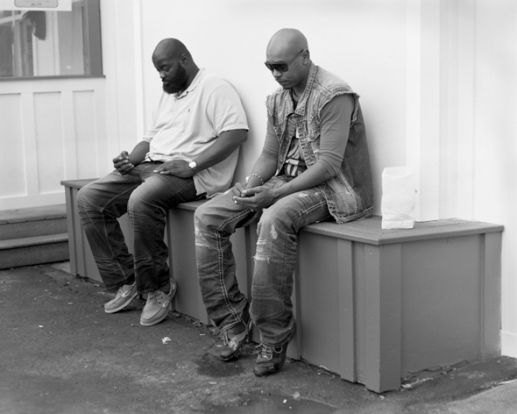 Illustration de l'article : This photographer removes mobile devices from his pictures to show how addicted we have become...