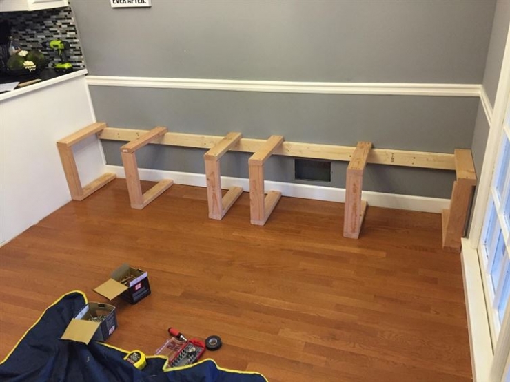 Illustration de l'article : He only needed to use some simple materials to completely transform his dining room... Wait until you see the results!