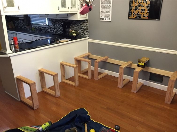 Illustration de l'article : He only needed to use some simple materials to completely transform his dining room... Wait until you see the results!