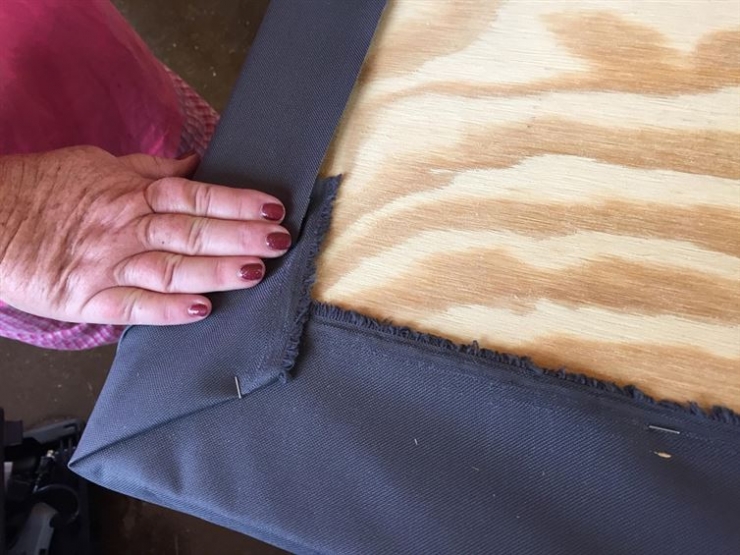 Illustration de l'article : He only needed to use some simple materials to completely transform his dining room... Wait until you see the results!