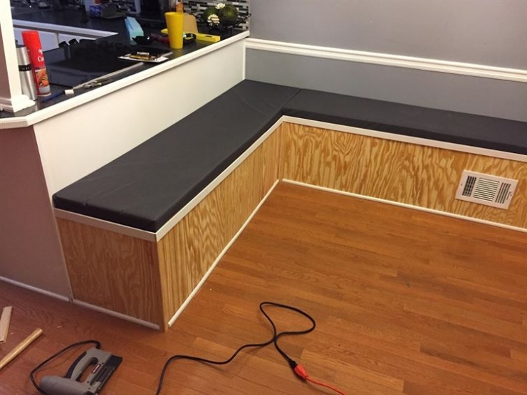 Illustration de l'article : He only needed to use some simple materials to completely transform his dining room... Wait until you see the results!