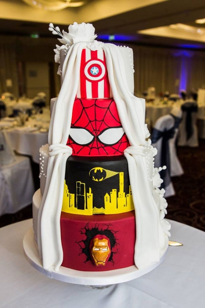 Illustration de l'article : She wanted a traditional wedding cake, he wanted one more geek. They came to a compromise.