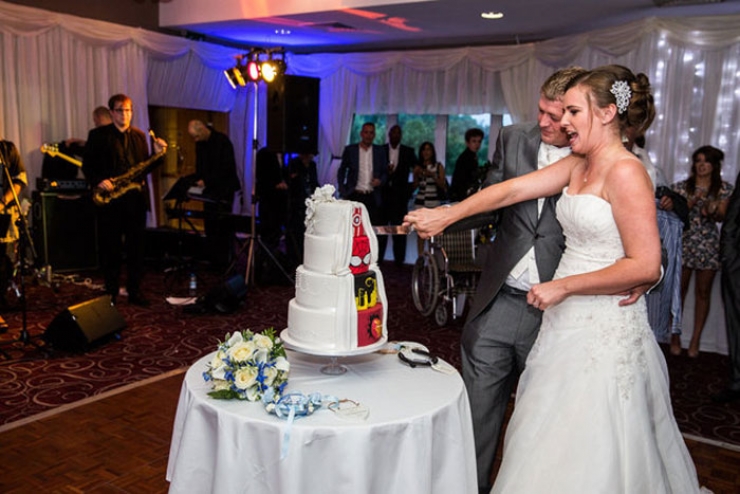 Illustration de l'article : She wanted a traditional wedding cake, he wanted one more geek. They came to a compromise.