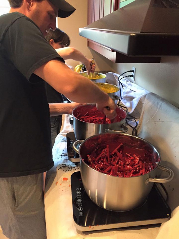 Illustration de l'article : For 4 years he has colected used crayons with a beautiful goal in mind! A man with a big heart...