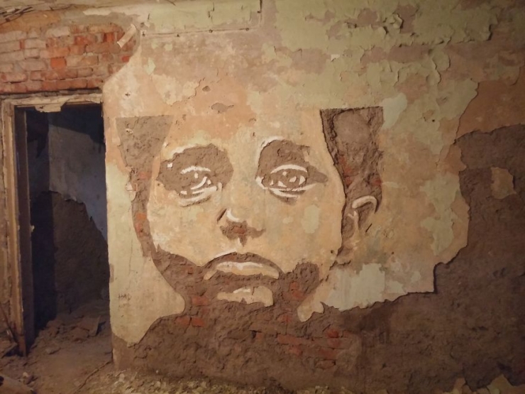 Illustration de l'article : A group of young people discovered an abandoned factory... What they did next is amazing!