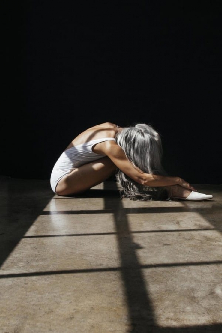 Illustration de l'article : At age 60, this woman shows us that there's no age limit for being a seductive model!