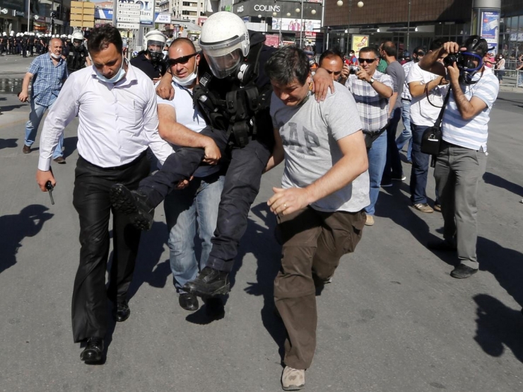 Illustration de l'article : Here are 29 beautiful and rare moments when man chose humanity over violence...