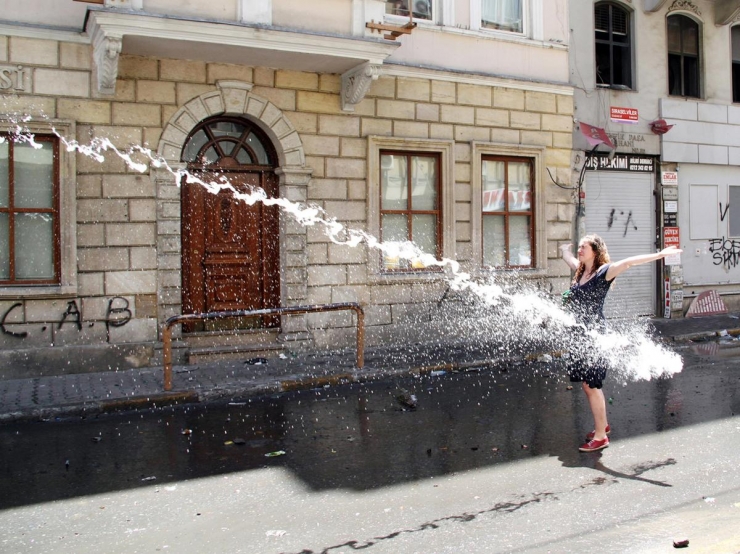 Illustration de l'article : Here are 29 beautiful and rare moments when man chose humanity over violence...