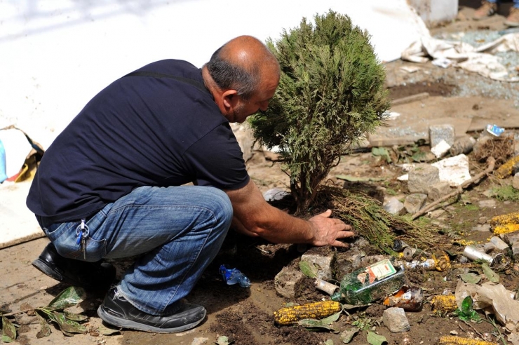 Illustration de l'article : Here are 29 beautiful and rare moments when man chose humanity over violence...