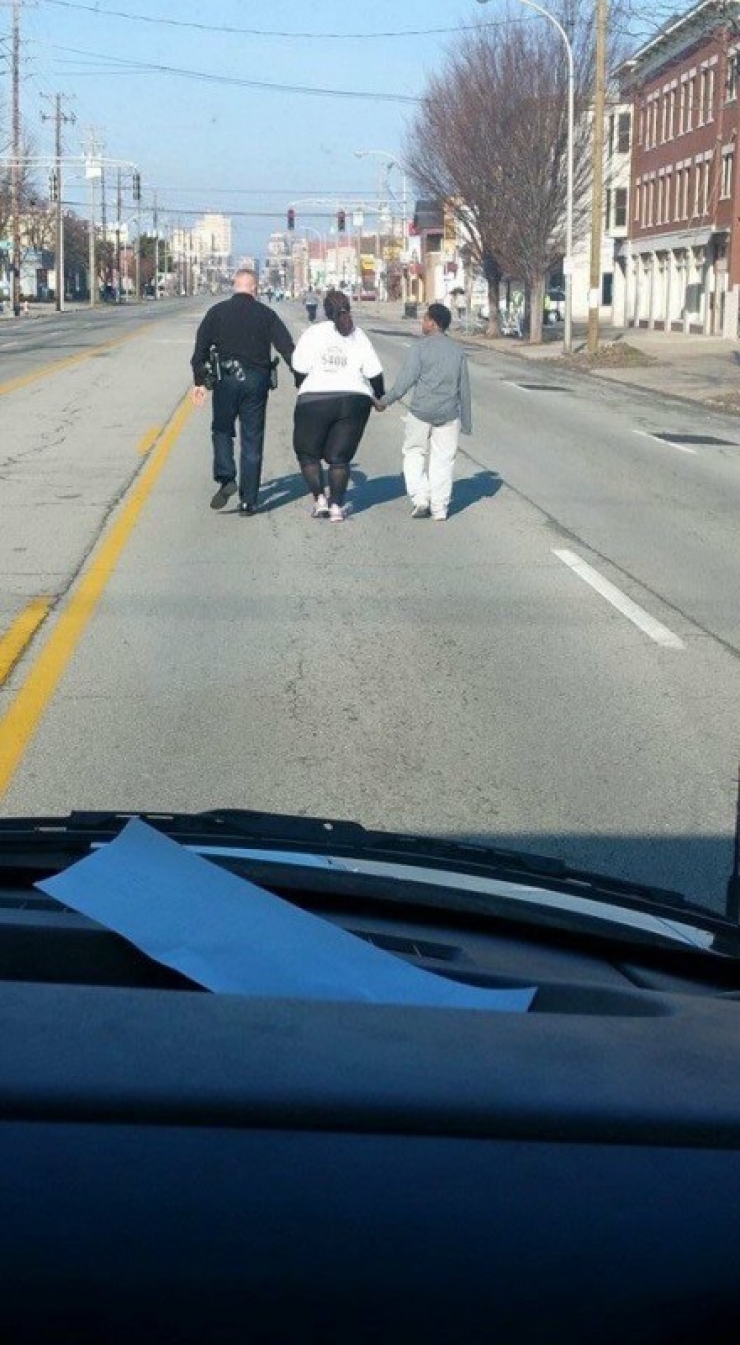 Illustration de l'article : She runs to lose weight and when this police officer spots her, he reacts instantly...