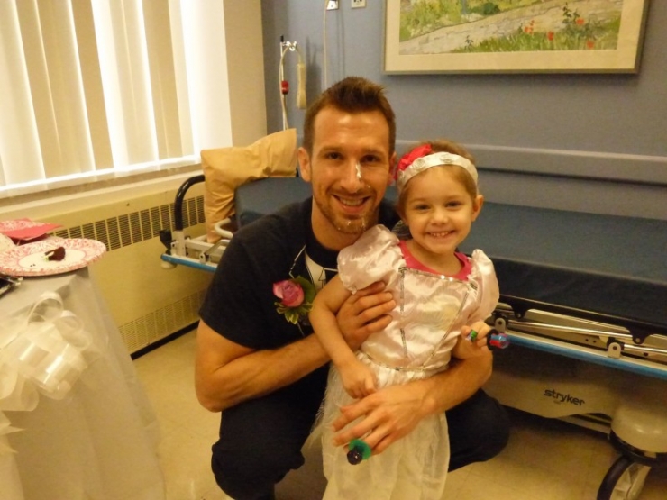 Illustration de l'article : At only 4 years old, this girl is married to a man who is 25 years older. Here's why her parents agreed to it