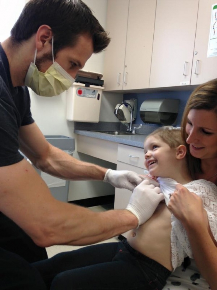 Illustration de l'article : At only 4 years old, this girl is married to a man who is 25 years older. Here's why her parents agreed to it