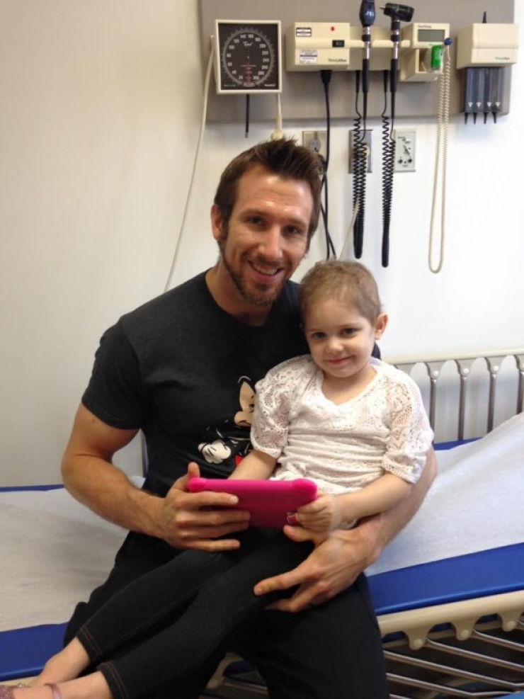 Illustration de l'article : At only 4 years old, this girl is married to a man who is 25 years older. Here's why her parents agreed to it