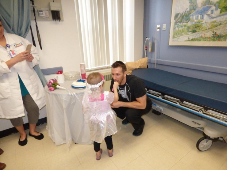 Illustration de l'article : At only 4 years old, this girl is married to a man who is 25 years older. Here's why her parents agreed to it