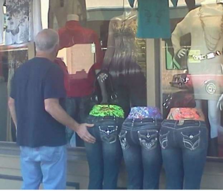 Illustration de l'article : When these 20 people come across a statue, they can't help letting their imagination run wild!